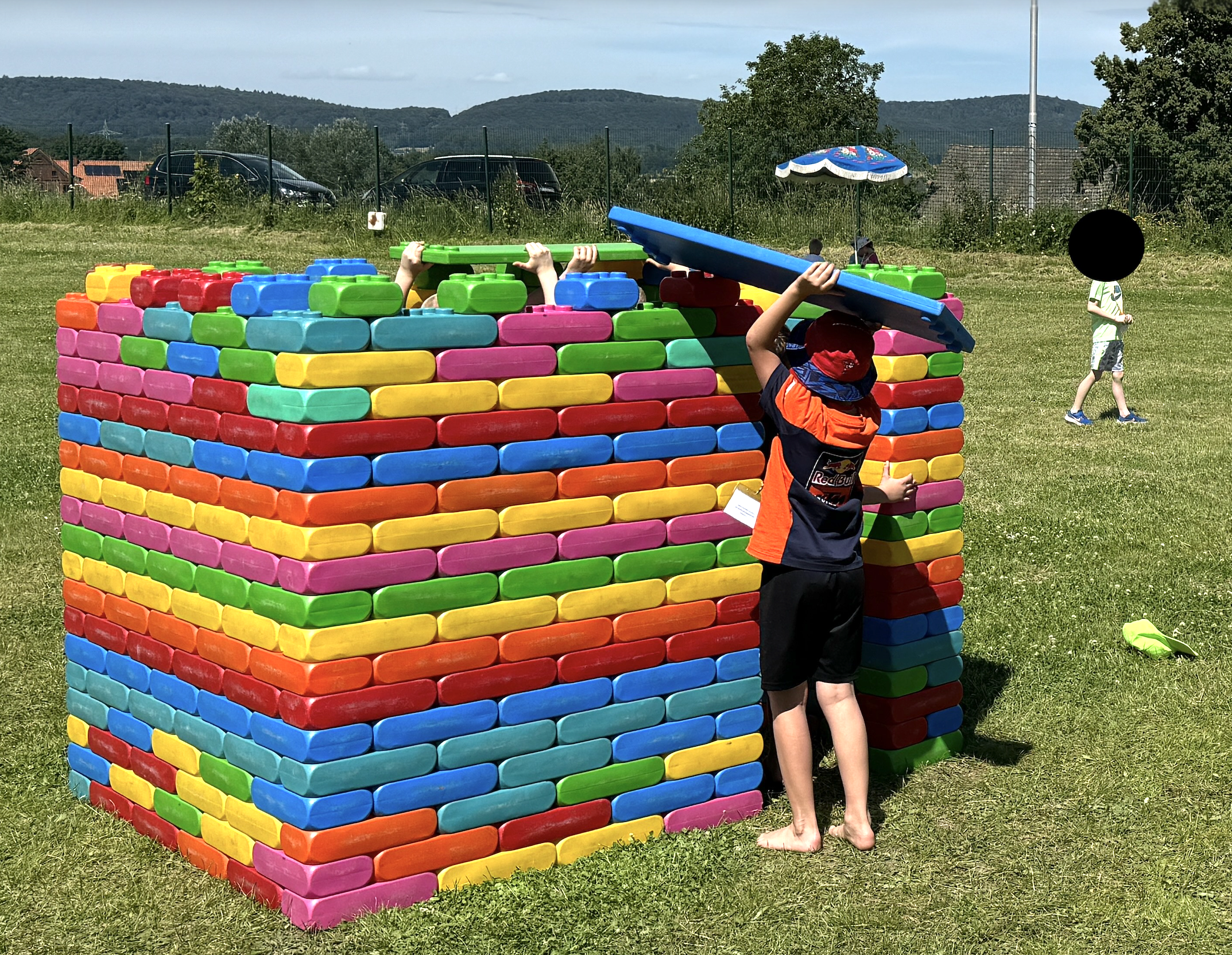 Kinder bauen mit XXL Bausteinen